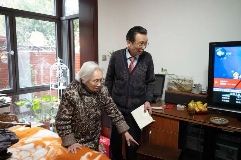 “我就弄白相呀！”104岁的“炒股奶奶”成为上海最高龄股民，心态可能比你好