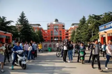 初中学校门口热门生意（开什么店最吸引中学生）