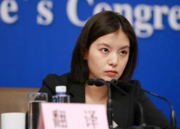 张京：17岁拒绝清北，21岁成外交翻译官，中美对话16分钟惊艳世界