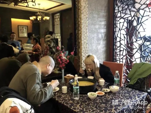 还以为他俩早分了？