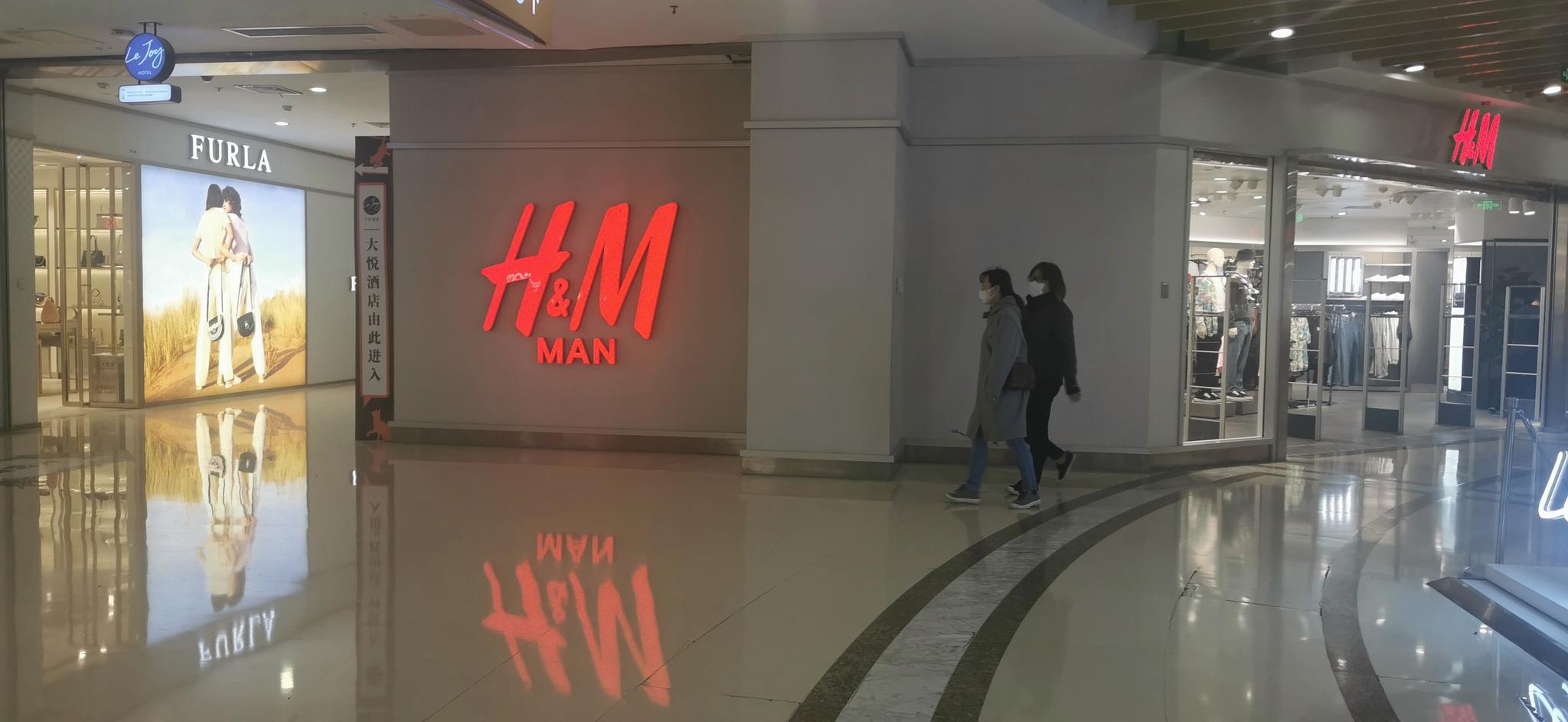 “凉凉”！京城热门H&M实体店鲜有人光顾，这家店连临街大门都关了