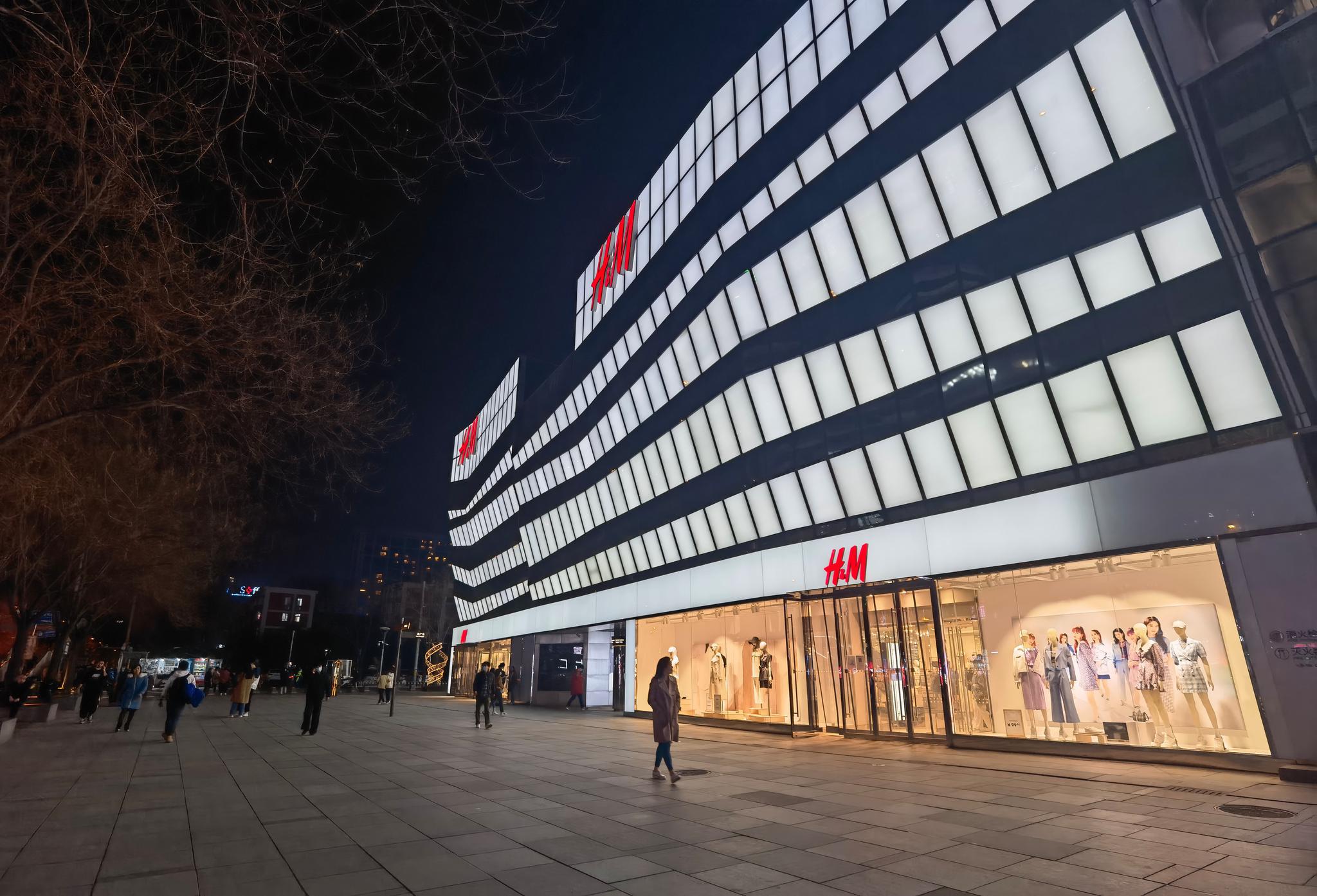 “凉凉”！京城热门H&M实体店鲜有人光顾，这家店连临街大门都关了