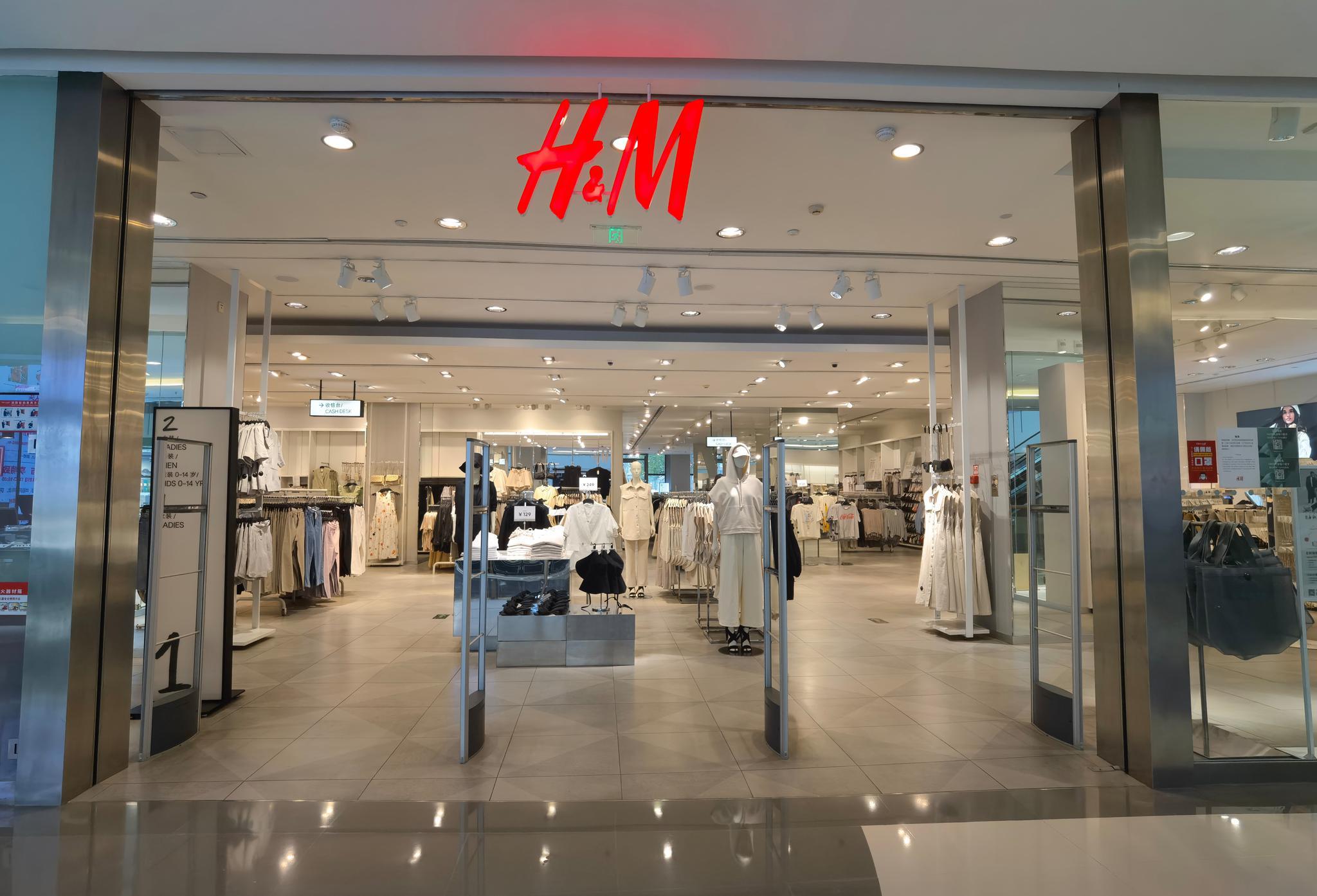 “凉凉”！京城热门H&M实体店鲜有人光顾，这家店连临街大门都关了