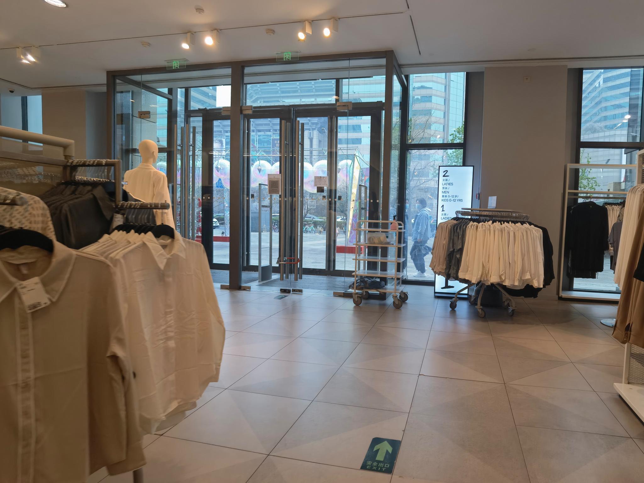 “凉凉”！京城热门H&M实体店鲜有人光顾，这家店连临街大门都关了