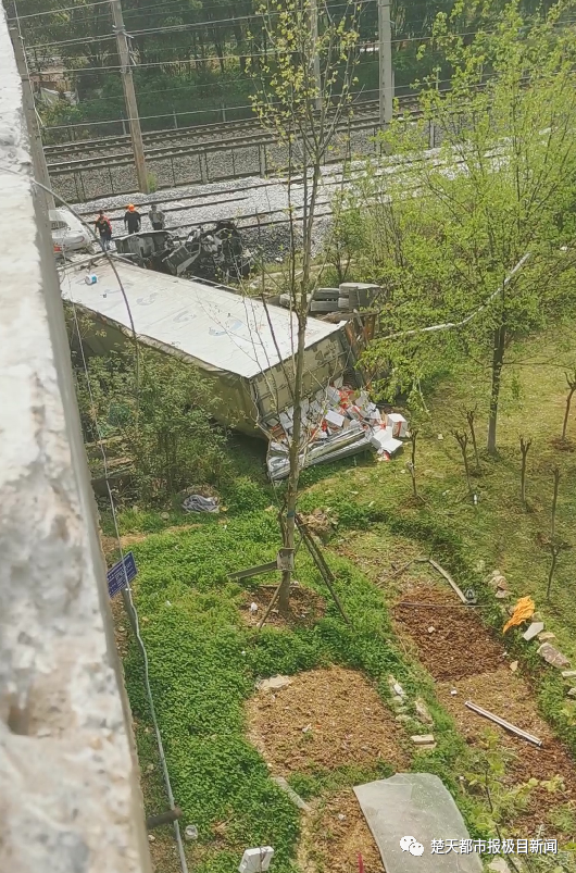 突发！武汉一辆大挂车从三环线高架桥上坠落