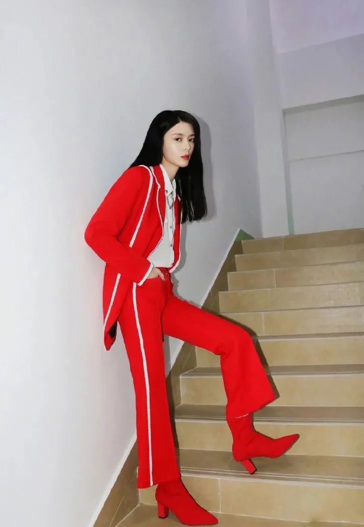 佟麗婭的黃，舒淇的藍，這屆西服很難帶