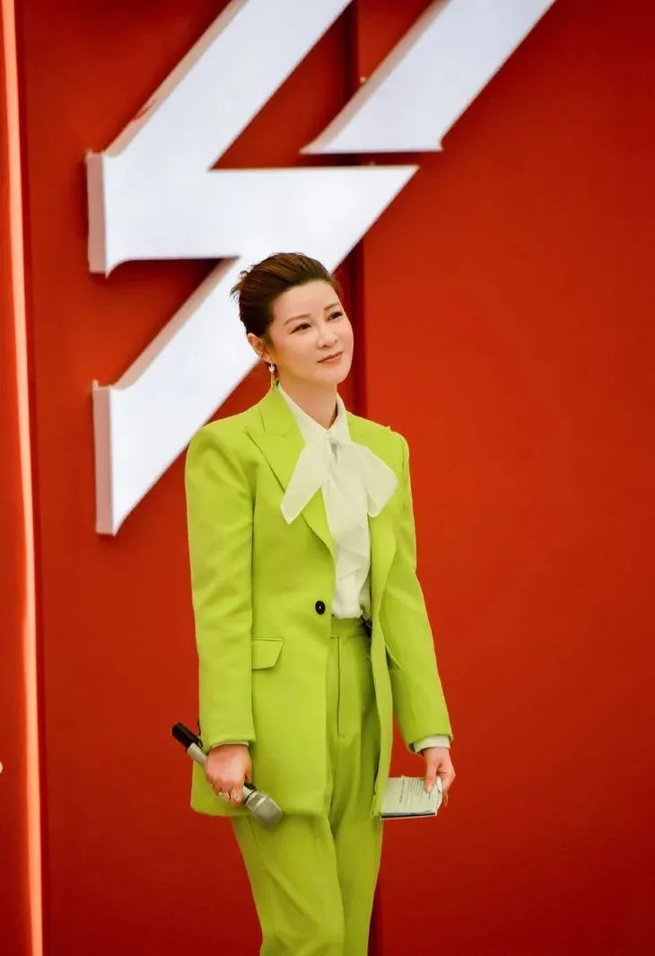 佟麗婭的黃，舒淇的藍，這屆西服很難帶