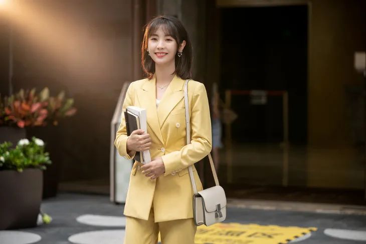 佟麗婭的黃，舒淇的藍，這屆西服很難帶