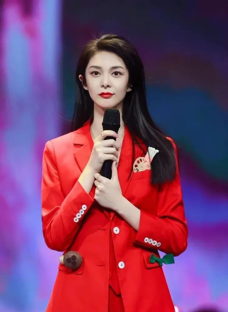 佟麗婭的黃，舒淇的藍，這屆西服很難帶