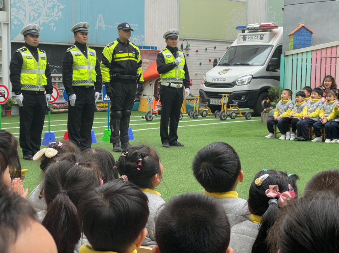 一盔一带·安全守护丨幼儿园来了一群交警蜀黍，带你get交通安全知识！