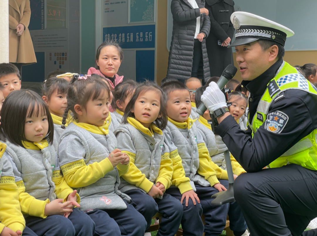 一盔一带·安全守护丨幼儿园来了一群交警蜀黍，带你get交通安全知识！