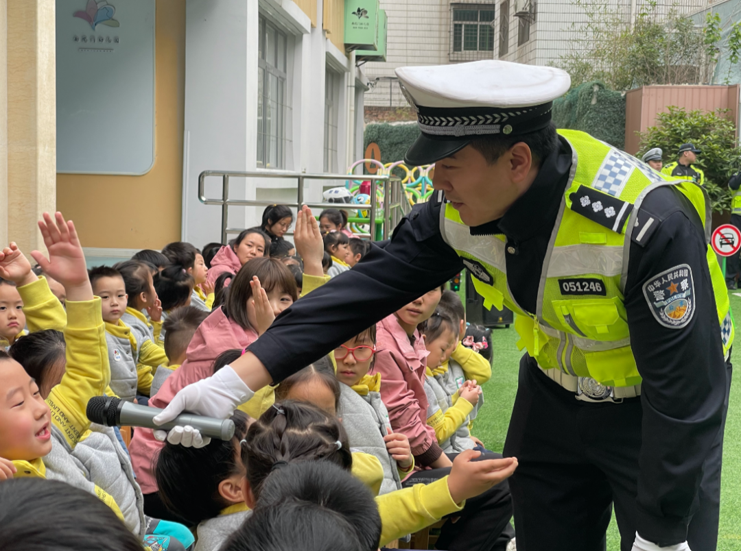 一盔一带·安全守护丨幼儿园来了一群交警蜀黍，带你get交通安全知识！