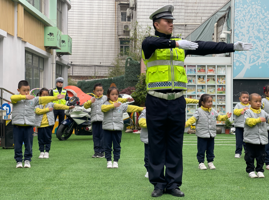 一盔一带·安全守护丨幼儿园来了一群交警蜀黍，带你get交通安全知识！