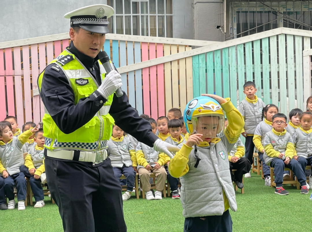 一盔一带·安全守护丨幼儿园来了一群交警蜀黍，带你get交通安全知识！