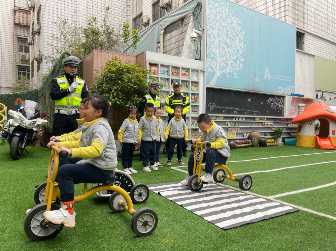 一盔一带·安全守护丨幼儿园来了一群交警蜀黍，带你get交通安全知识！