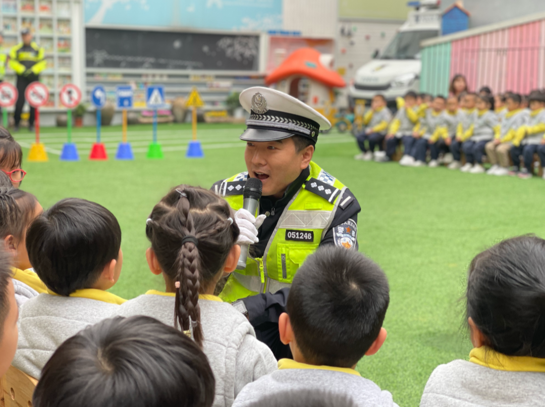 一盔一带·安全守护丨幼儿园来了一群交警蜀黍，带你get交通安全知识！