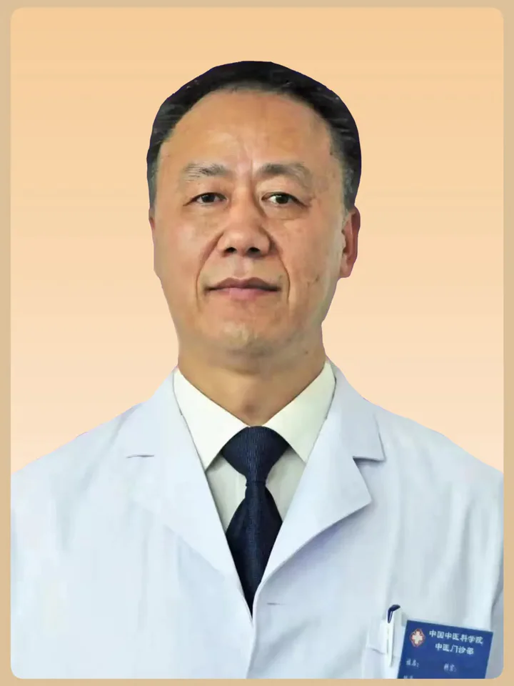 4月29日，中国中医科学院知名中医专家来岚山区人民医院坐诊