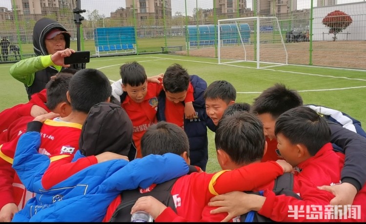 南小足球队(点球决胜！青岛南京路小学晋级“市长杯”男乙组四强)