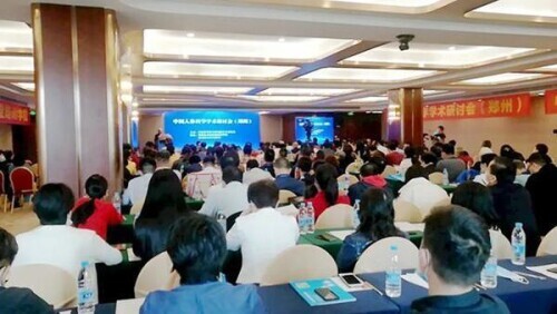 “熟蛋返生”作者:身份多重头衔亮眼,宣称曾和熟绿豆“对话”