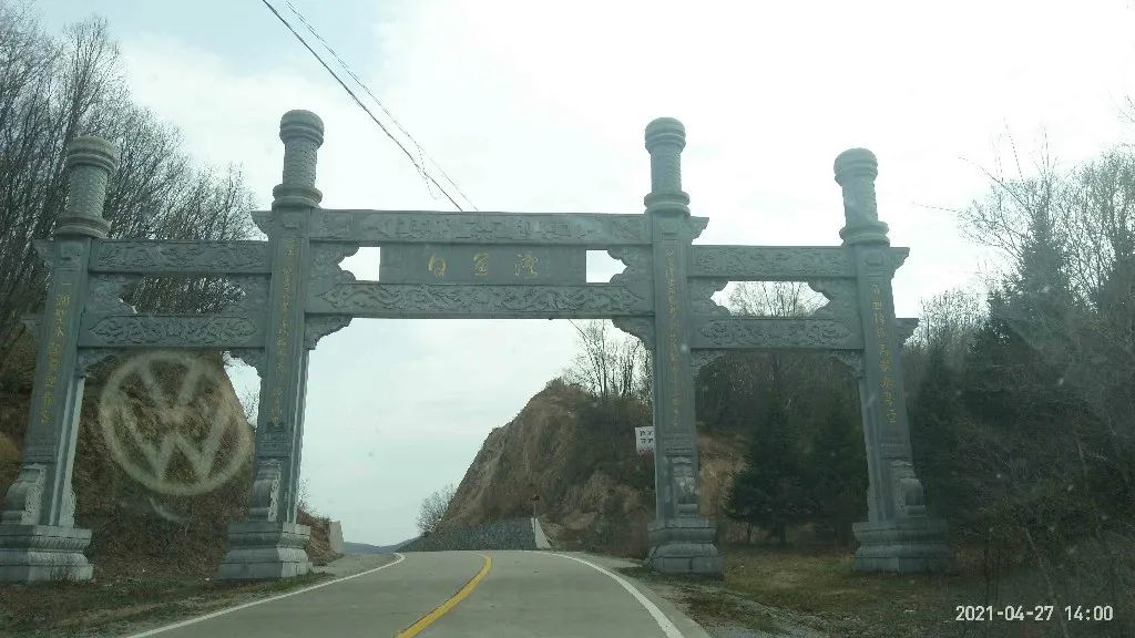 還原現場！“完達山一號”拍碎玻璃差點進屋，進村之後吼叫咬車胎還賣萌