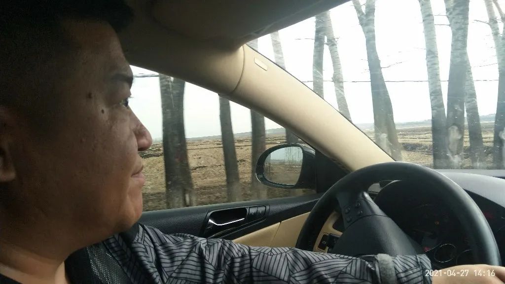 還原現場！“完達山一號”拍碎玻璃差點進屋，進村之後吼叫咬車胎還賣萌