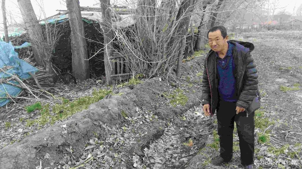 還原現場！“完達山一號”拍碎玻璃差點進屋，進村之後吼叫咬車胎還賣萌