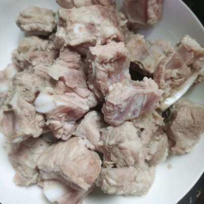 排骨燉土豆的家常做法,紅燒排骨燉土豆的家常做法