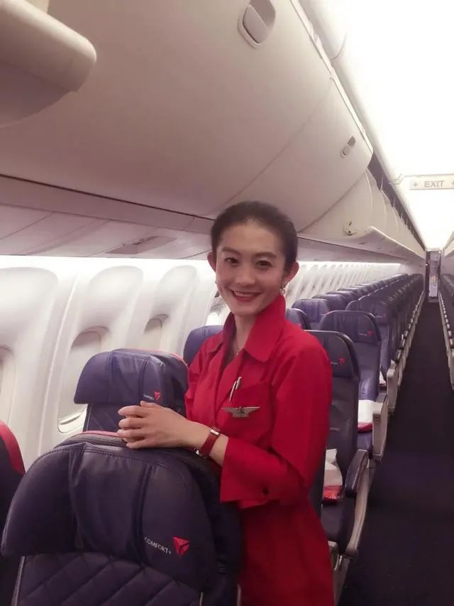 比尔盖茨宣布离婚，这个85后最美华人翻译被骂惨了...