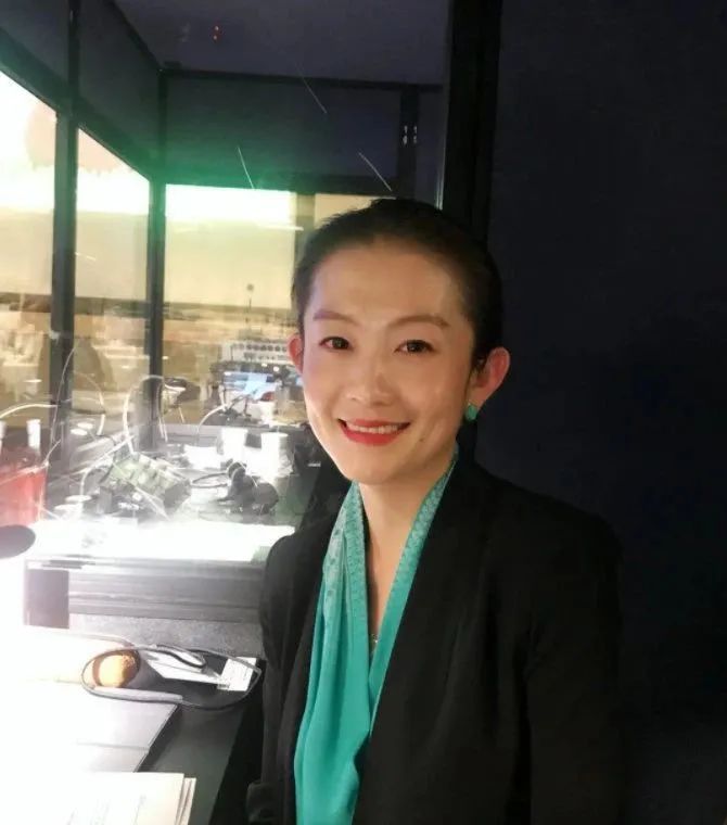 比尔盖茨宣布离婚，这个85后最美华人翻译被骂惨了...