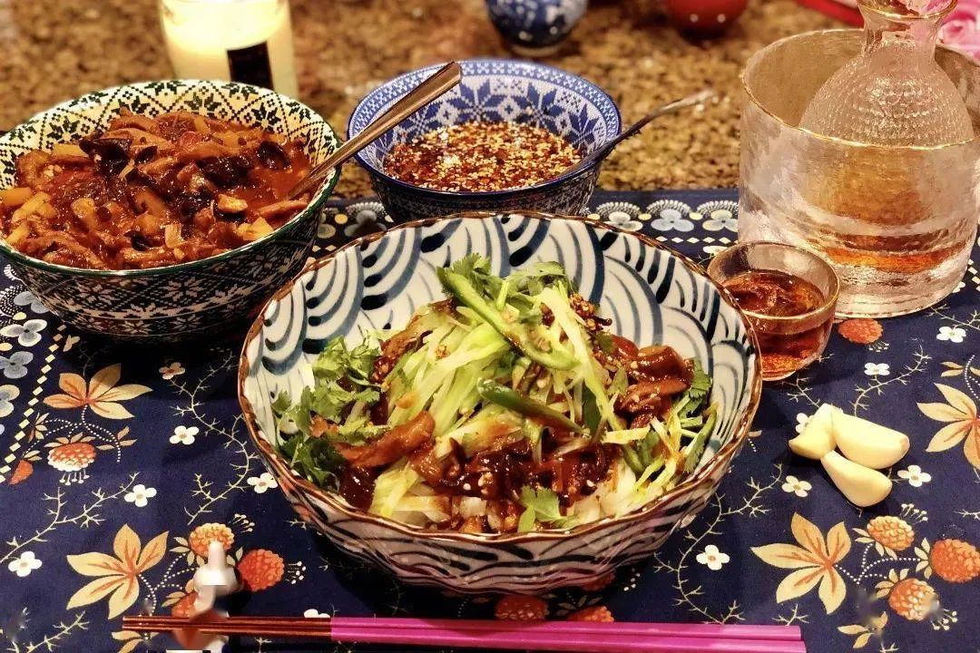 比尔盖茨宣布离婚，这个85后最美华人翻译被骂惨了...