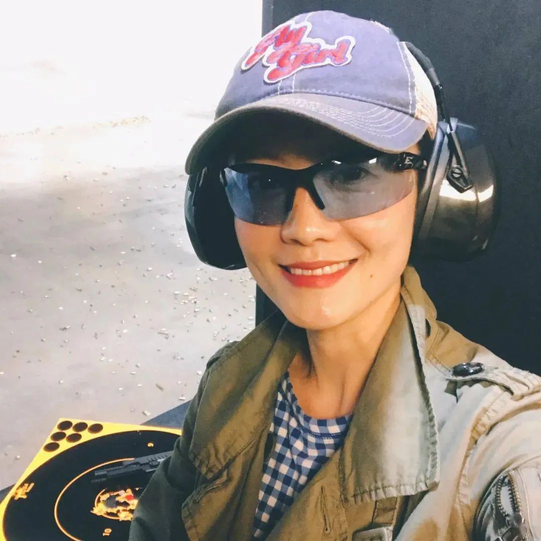 比尔盖茨宣布离婚，这个85后最美华人翻译被骂惨了...