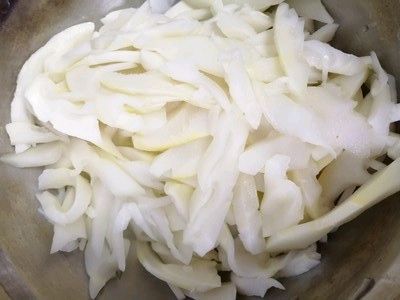 昂刺鱼汤怎么做不腥（教你做鲜得掉眉的菌菇昂刺鱼汤）