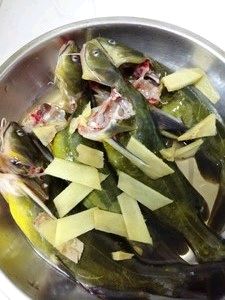 昂刺鱼汤怎么做不腥（教你做鲜得掉眉的菌菇昂刺鱼汤）