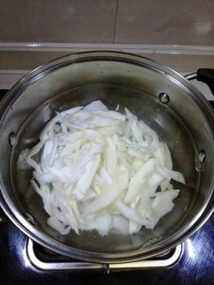 昂刺鱼汤怎么做不腥（教你做鲜得掉眉的菌菇昂刺鱼汤）