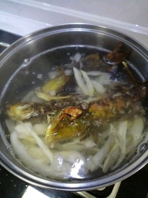 昂刺鱼汤怎么做不腥（教你做鲜得掉眉的菌菇昂刺鱼汤）