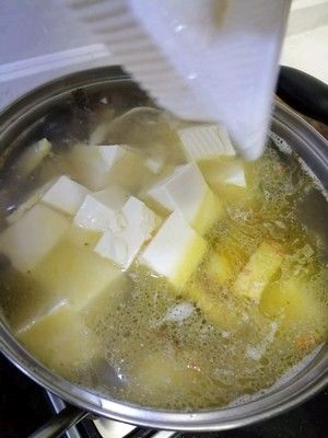 昂刺鱼汤怎么做不腥（教你做鲜得掉眉的菌菇昂刺鱼汤）