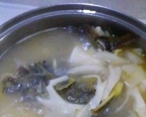 昂刺鱼汤怎么做不腥（教你做鲜得掉眉的菌菇昂刺鱼汤）