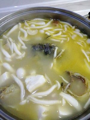 昂刺鱼汤怎么做不腥（教你做鲜得掉眉的菌菇昂刺鱼汤）