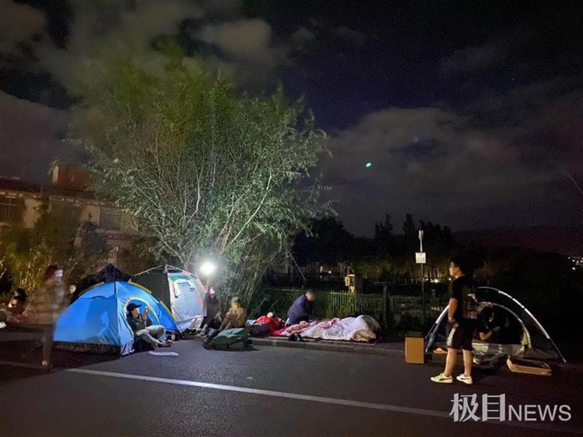 游客退房，和大理一民宿老板一起留守，度过了难忘的一夜