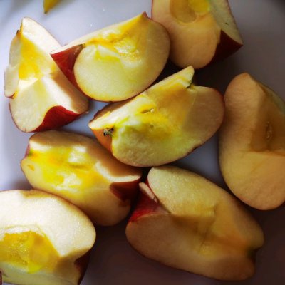 3,苹果切成四块.4,猪展肉洗净切块,焯水.