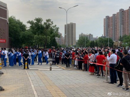 2021全国高考开启，有家长穿旗袍送考