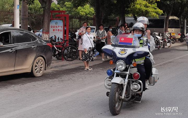 高考首日，考生忘拿身份证照、走错考场......还好交警铁骑及时护送