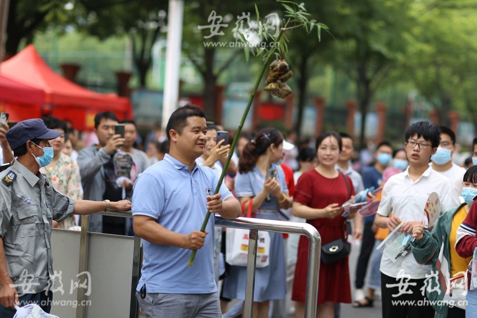 奥运会铜陵市三中有哪些班(大考2021｜祝你高中！铜陵一老师高举竹子和粽子为考生们打气加油)