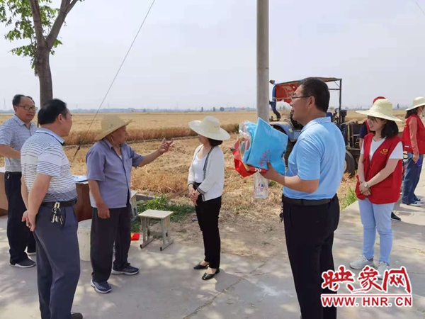 新乡市农业机械技术中心：田间地头现场指导 确保夏粮颗粒归仓