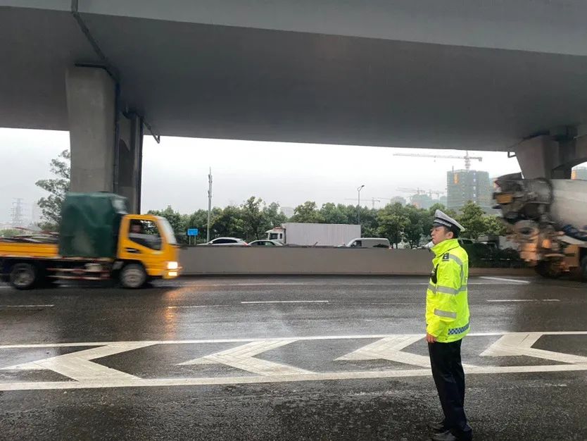 暴雨袭城,温州公安交警“雨”你同行!