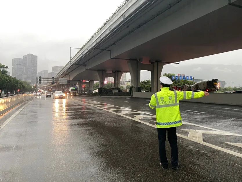 暴雨袭城,温州公安交警“雨”你同行!