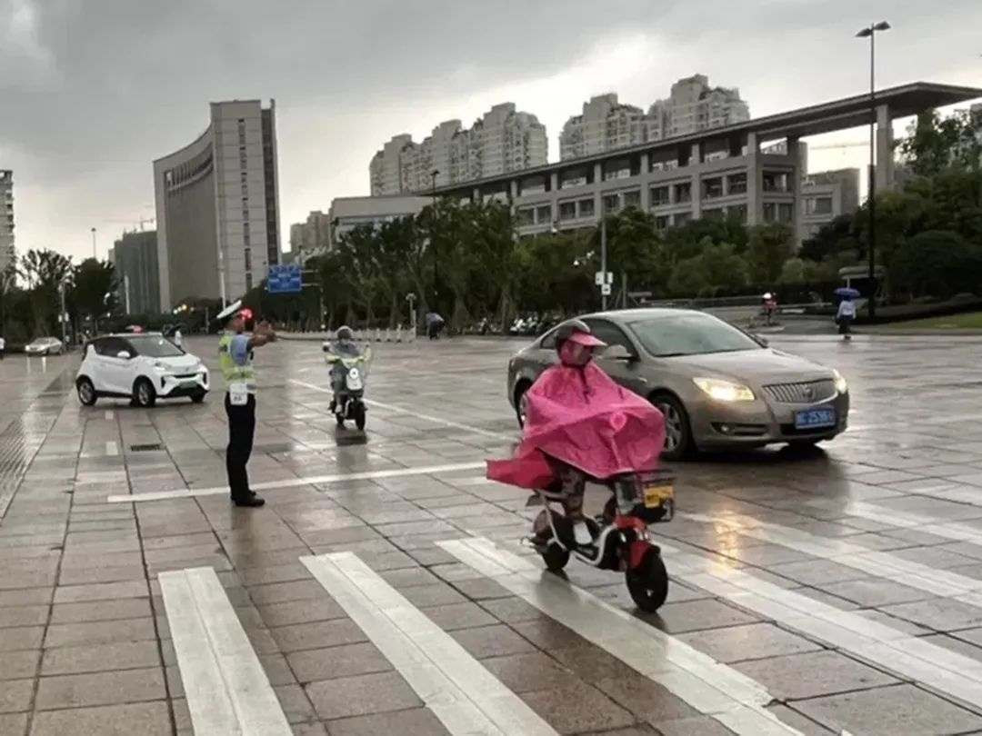 暴雨袭城，温州公安交警“雨”你同行！