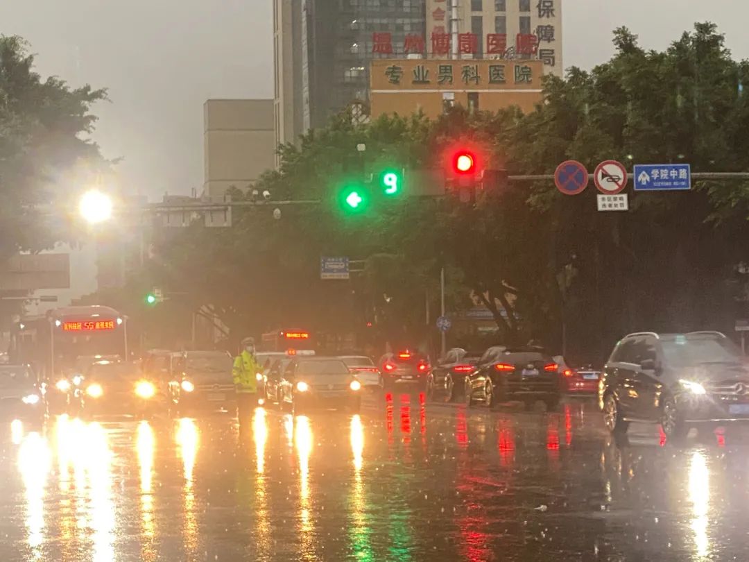 暴雨袭城,温州公安交警“雨”你同行!