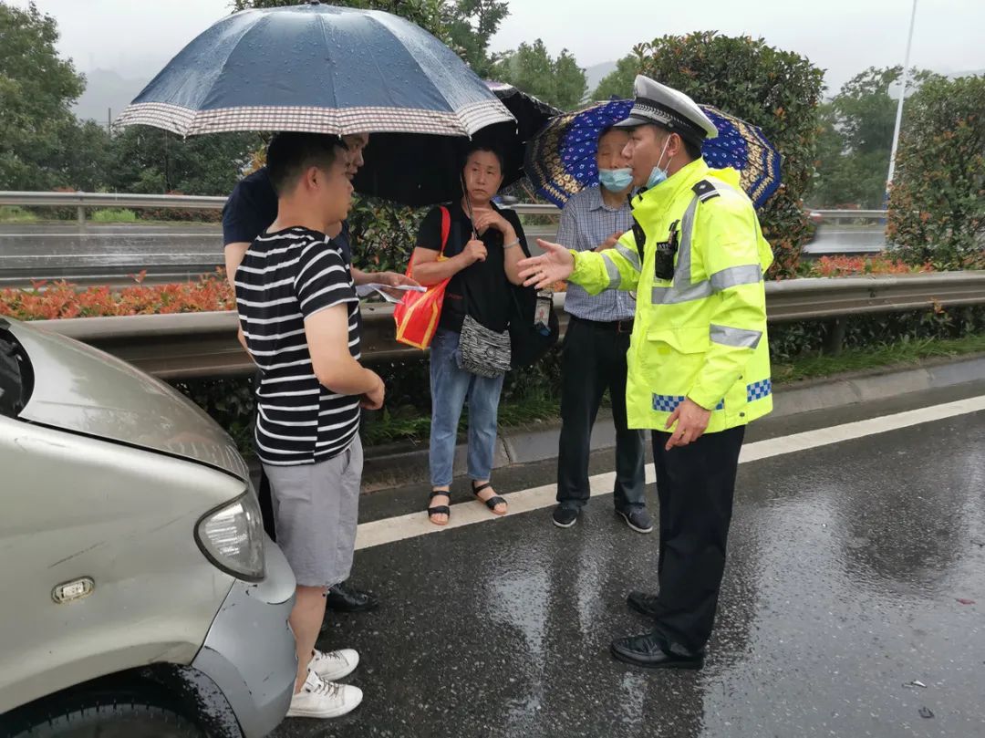 暴雨袭城,温州公安交警“雨”你同行!