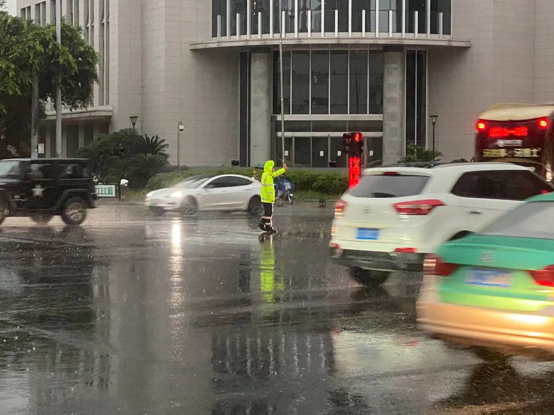 暴雨袭城,温州公安交警“雨”你同行!
